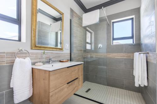 蒙塔古含羞草旅馆的一间带水槽和淋浴的浴室