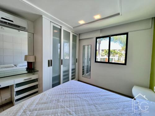 嘎林海斯港Marulhos Muro Alto, Apartamento Encantador的卧室配有白色的床和窗户。