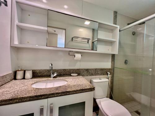 嘎林海斯港Marulhos Muro Alto, Apartamento Encantador的一间带水槽、卫生间和淋浴的浴室