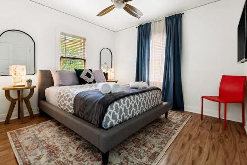 洛杉矶Culver city 2 bedroom walking distance to downtown unit B的一间卧室配有一张大床和一张红色椅子