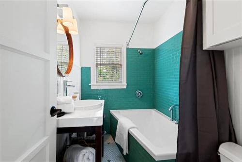 洛杉矶Culver city 2 bedroom walking distance to downtown unit B的绿色浴室设有浴缸和水槽