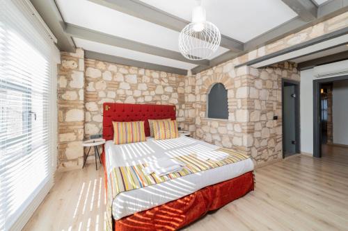 安塔利亚Peaceful Flat near Hadrians Gate的一间卧室设有一张床和石墙