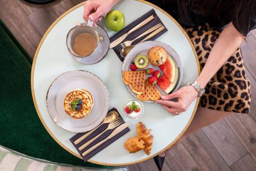 巴黎Hotel Fior d'Aliza的一张桌子上放着一盘早餐食品