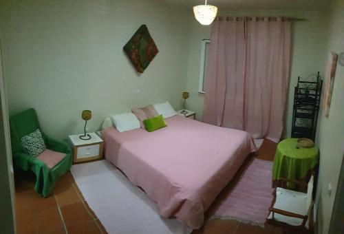 克鲁什港House pc的卧室配有粉红色的床和椅子