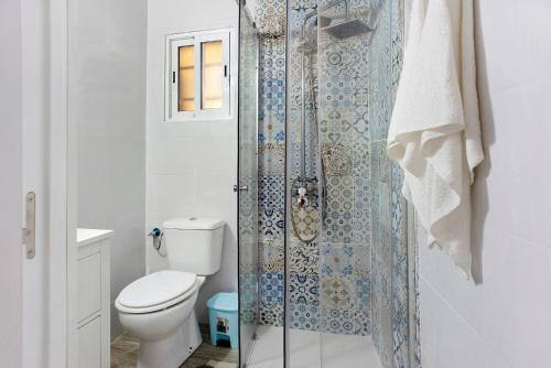贝加德圣马特奥Ca' Navarro的一间带卫生间和淋浴的浴室