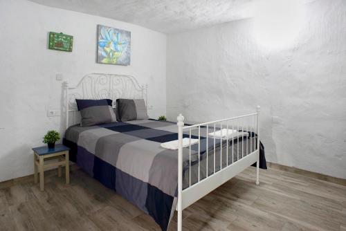 贝加德圣马特奥Ca' Navarro的一间白色客房内的床铺卧室