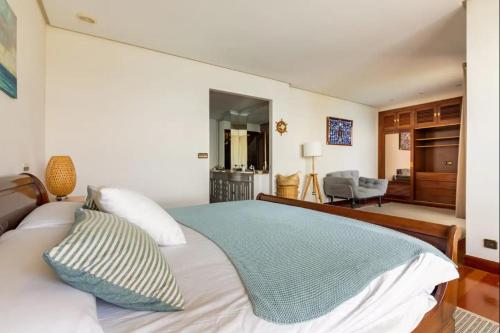 吉塔里亚VILLA ENSUEÑO UNCETA GETARIA的一间卧室配有一张带蓝色毯子的床