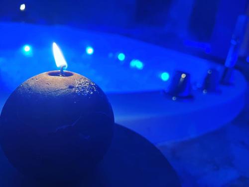 罗纳河畔的图尔农The Dream Spa 07的浴缸前的蜡烛