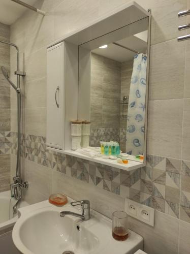 阿拉木图Уютная квартира-студия ЖК Lotus Terrace的一间带水槽和镜子的浴室