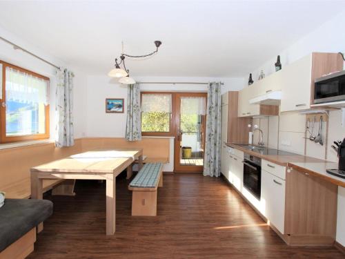 策尔贝格Apartment Geisler by Interhome的厨房以及带桌子和沙发的客厅。
