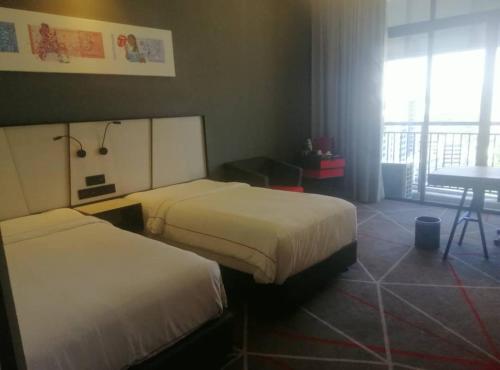 吉隆坡The RED的酒店客房设有两张床和一张桌子。