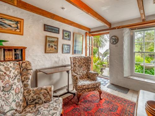 Gorran Haven霍姆斯特德度假屋的客厅配有椅子和书桌
