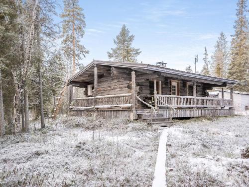 NissiHoliday Home Pajalan honka by Interhome的地面上积雪的树林中的小木屋