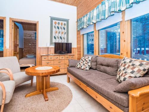 库萨莫Holiday Home Villa lakka by Interhome的客厅配有沙发和桌子