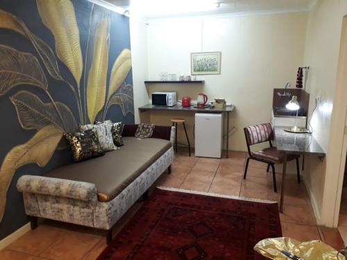 波罗瓜尼Beit-El BnB的客厅配有沙发和桌子