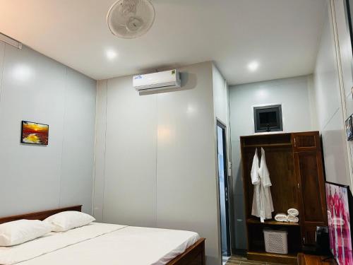富国SuMin Homestay的一间卧室配有一张床和吊扇
