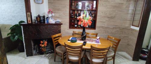 阿蒂加斯FAGO的餐桌、椅子和壁炉