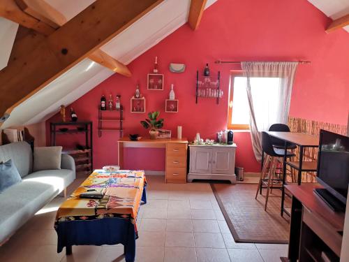马尔梅迪Mevazara guesthouse的红色的客厅配有沙发和桌子