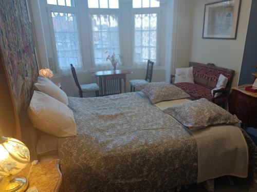 加来Villa des Chats的一间卧室配有一张床、一张沙发和窗户。