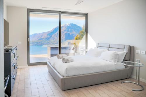 佩尔莱多THE VIEW!!! by Design Studio的一间卧室设有一张床和一个大窗户