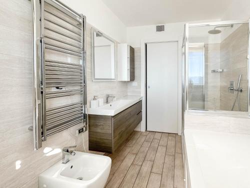 佩尔莱多THE VIEW!!! by Design Studio的白色的浴室设有水槽和卫生间。