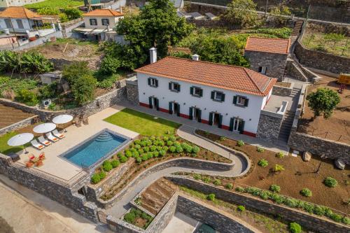 里韦拉布拉瓦Solar dos Reis by An Island Apart的享有带游泳池的房屋的空中景致