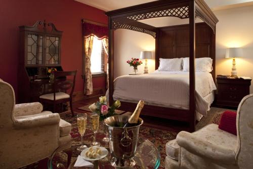 华盛顿美国宾馆的卧室配有一张床和一张桌子及椅子