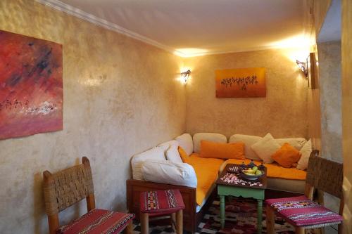 马拉喀什达尔达乌德旅馆的客厅配有沙发和桌子