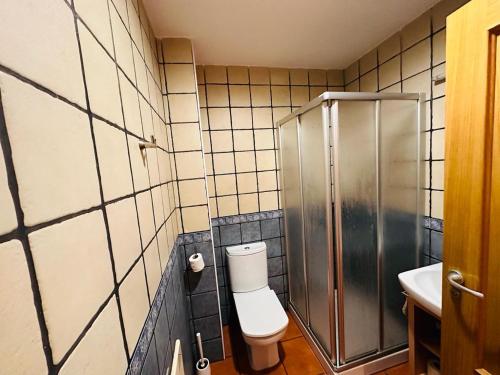 别尔萨Apartamento Carlos Bielsa的带淋浴、卫生间和盥洗盆的浴室