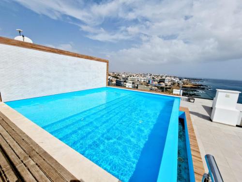 普拉亚Praia Modern Apartment vista Mar的一座位于一座海洋建筑屋顶上的游泳池