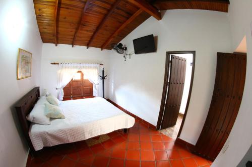 圣希尔Real Dream Hostel的一间卧室配有一张床和一台电视。