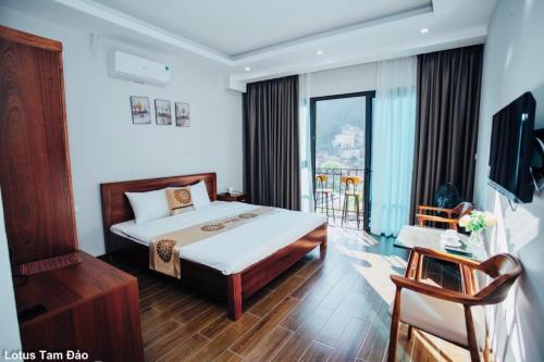 三岛县Lotus Tam Đảo Hotel的酒店客房设有一张床和一个阳台。