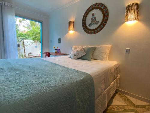塞古罗港Pousada Canto de Paz的一间卧室设有一张大床和一个窗户。