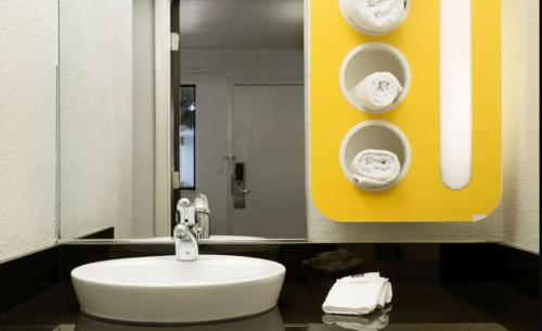 圣巴巴拉圣巴巴拉6号汽车旅馆 - 戈利塔的浴室配有盥洗盆、镜子和毛巾