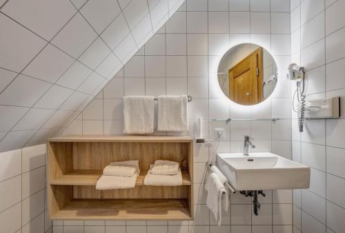 慕尼黑Hotel Schleuse的白色的浴室设有水槽和镜子