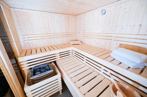 VisselhövedeFerienhaus Visselheide的配有床的桑拿浴室的木质内饰