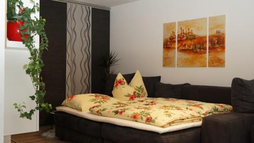 菲希特尔山区巴特贝内克Gemütliches Apartment in Bad Berneck的客厅里一张带毯子的沙发