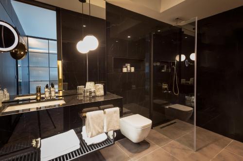 伊斯坦布尔The Mill Bomonti的黑色浴室设有卫生间和淋浴。