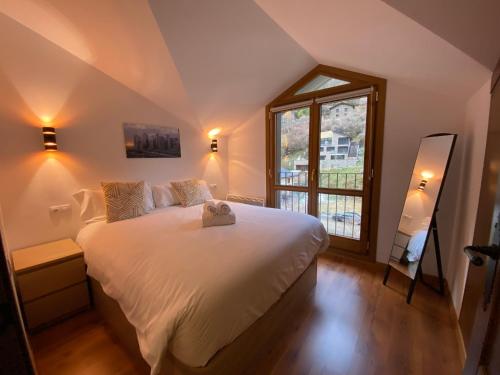 约茨Vitivola Els Esquiadors de Llorts的卧室设有一张白色大床和一扇窗户。