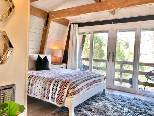 大熊湖Maison Solange-Red Barn Farmhouse Style- Moonridge的一间卧室设有一张床和一个窗口