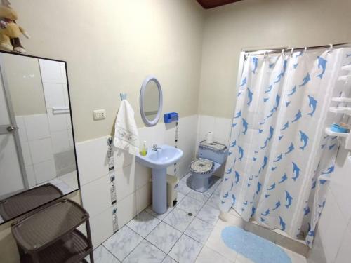 伊基托斯RESIDENCIA TUKITUKI CASA HERMOSA IQUITOS AMAZONIA的一间带水槽、卫生间和淋浴的浴室