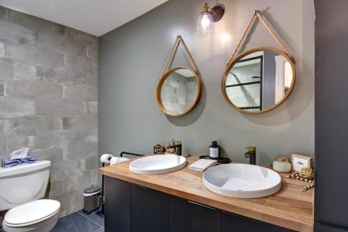 蒙特朗布朗Rental condo Tremblant-les-Eaux的浴室设有2个水槽和2面镜子