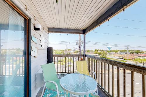 大洋城Seaward Villas 301的阳台的天井配有桌椅