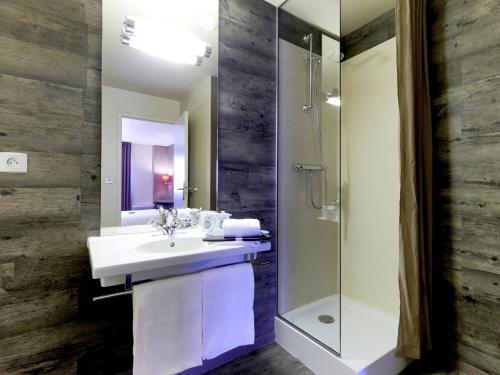 绍莱绍莱基里亚德酒店的一间带水槽和淋浴的浴室