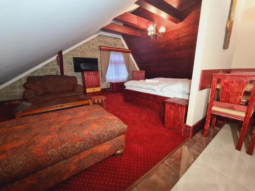 塔特兰斯卡科特利纳Villa Rusalka的阁楼卧室配有两张床和椅子