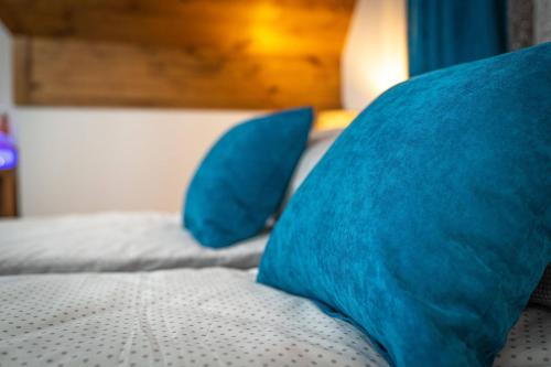 穆扎希赫尔Domki Bukowianka的床上有2个蓝色枕头