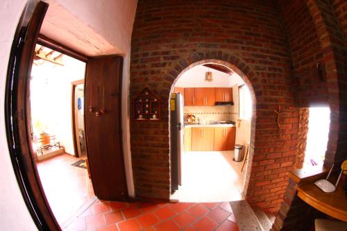 圣希尔Real Dream Hostel的厨房设有砖墙和开放式门廊。