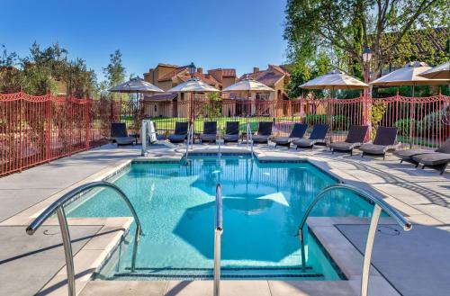 圣罗莎Vintners Resort的一个带椅子和围栏的游泳池