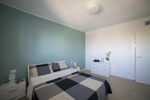 米兰米兰比可卡公寓酒店的卧室配有黑白床和梳妆台。