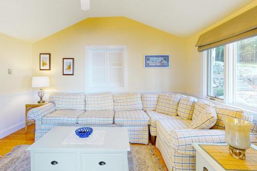 State LandingStoneybrook Retreat Haven - The Cottage的客厅配有沙发和桌子